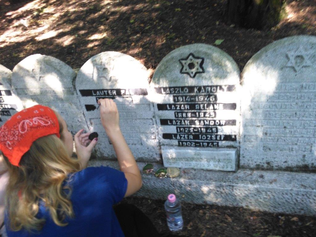 Arbeit an den Grabsteinen ermordeter jüdischer Zwangsarbeiter auf dem dem größten jüdischen Friedhof Ungarns „Kozma utca“ in Budapest. Foto JW
